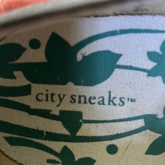 City Sneaks Hand Painted Shield and Hydra 12 - Picture 3 of 7